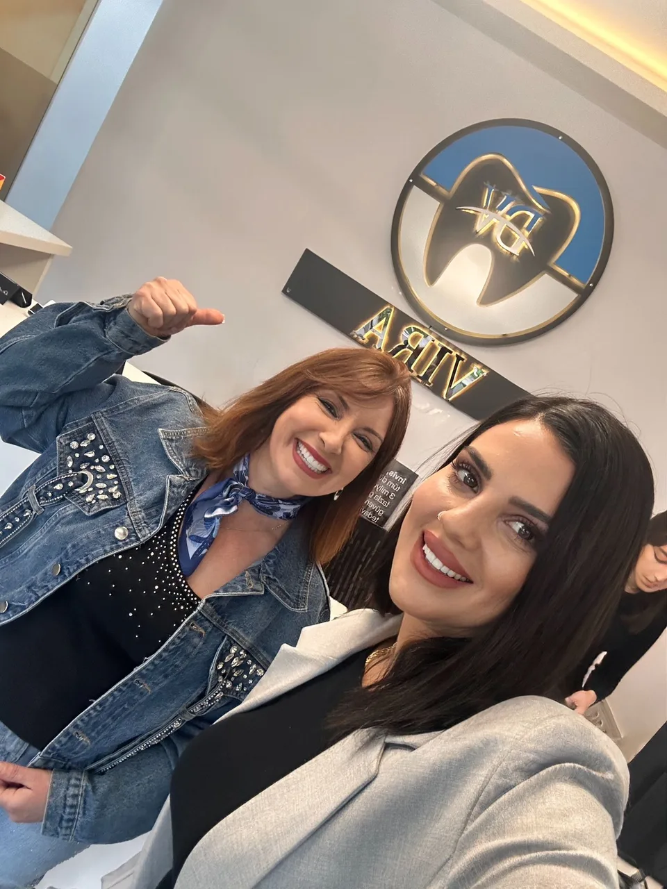 ViraDenta kliniğinde hasta ve ekip üyesiyle çekilen onaylı hatıra fotoğrafı
