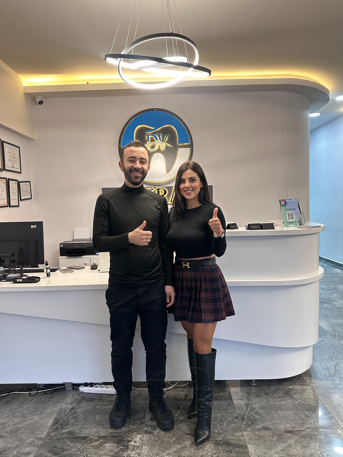 ViraDenta kliniğinde çekilen onaylı hatıra fotoğrafı